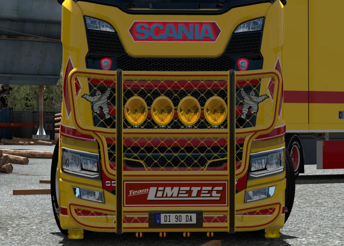 Trux Highway Bullbar Painted With Michellin Man v1.0
